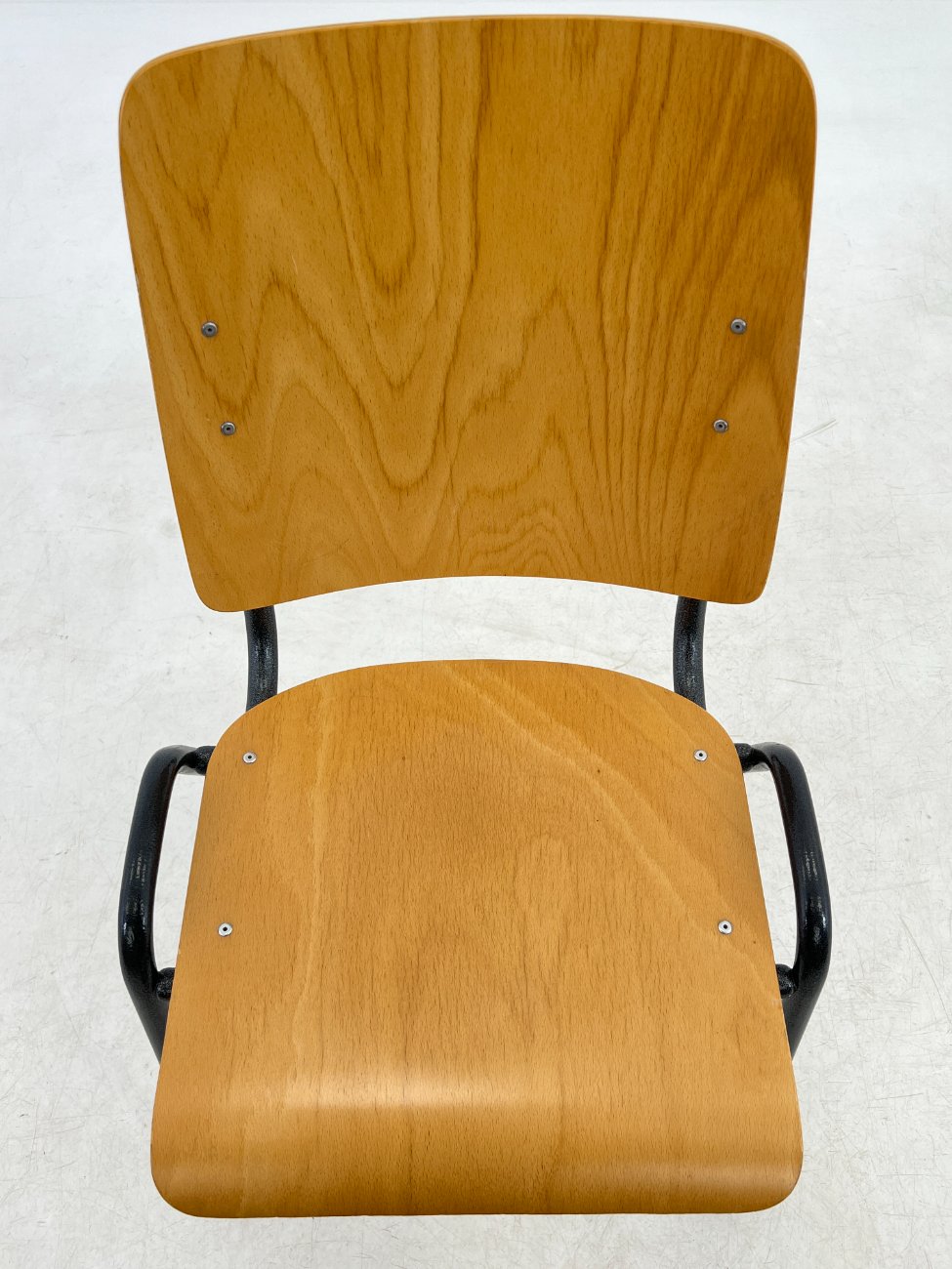 DK0363-kedes-5 Beržo faneruotės kėdė metalinėmis kojomis 52x47x83 cm, 47 cm