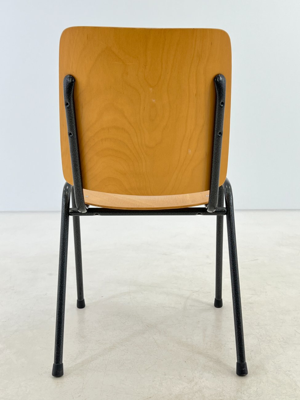 DK0363-kedes-7 Beržo faneruotės kėdė metalinėmis kojomis 52x47x83 cm, 47 cm