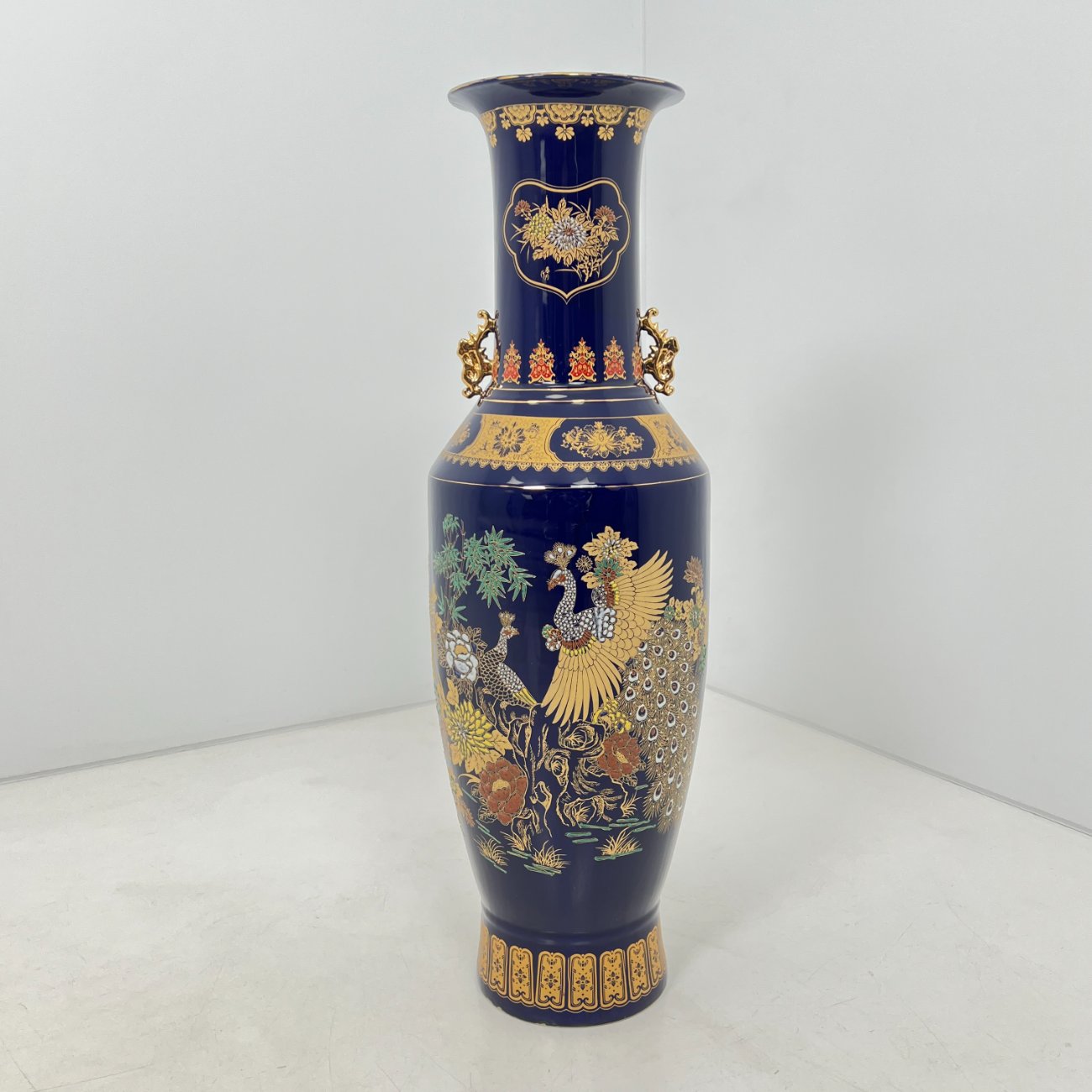 DK0369-vazos-0 Rytietiška keramikinė mėlynos spalvos vaza, dekoruota piešiniais ir aukso spalvos rankenėlėmis 33x33x107 cm