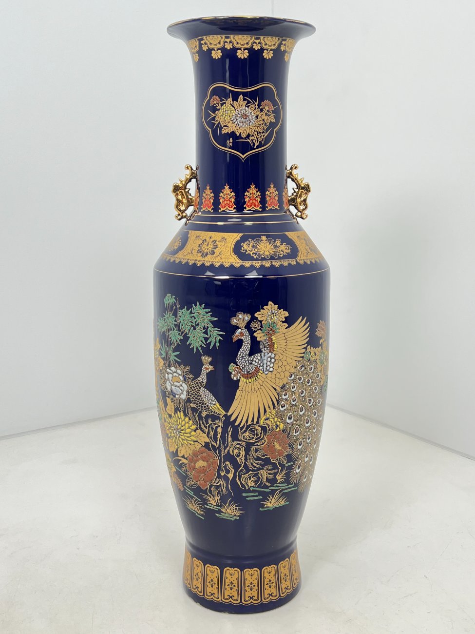 DK0369-vazos-1 Rytietiška keramikinė mėlynos spalvos vaza, dekoruota piešiniais ir aukso spalvos rankenėlėmis 33x33x107 cm