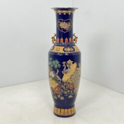 Rytietiška keramikinė mėlynos spalvos vaza, dekoruota piešiniais ir aukso spalvos rankenėlėmis 33x33x107 cm