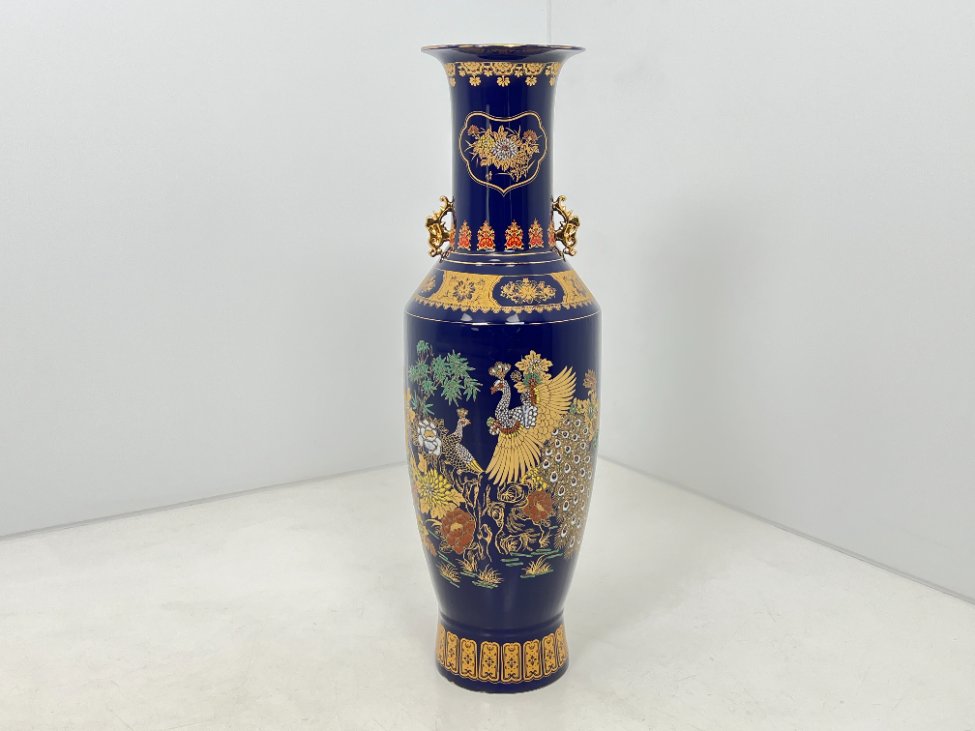 DK0369-vazos-2 Rytietiška keramikinė mėlynos spalvos vaza, dekoruota piešiniais ir aukso spalvos rankenėlėmis 33x33x107 cm