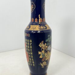 Rytietiška keramikinė mėlynos spalvos vaza, dekoruota piešiniais ir aukso spalvos rankenėlėmis 33x33x107 cm