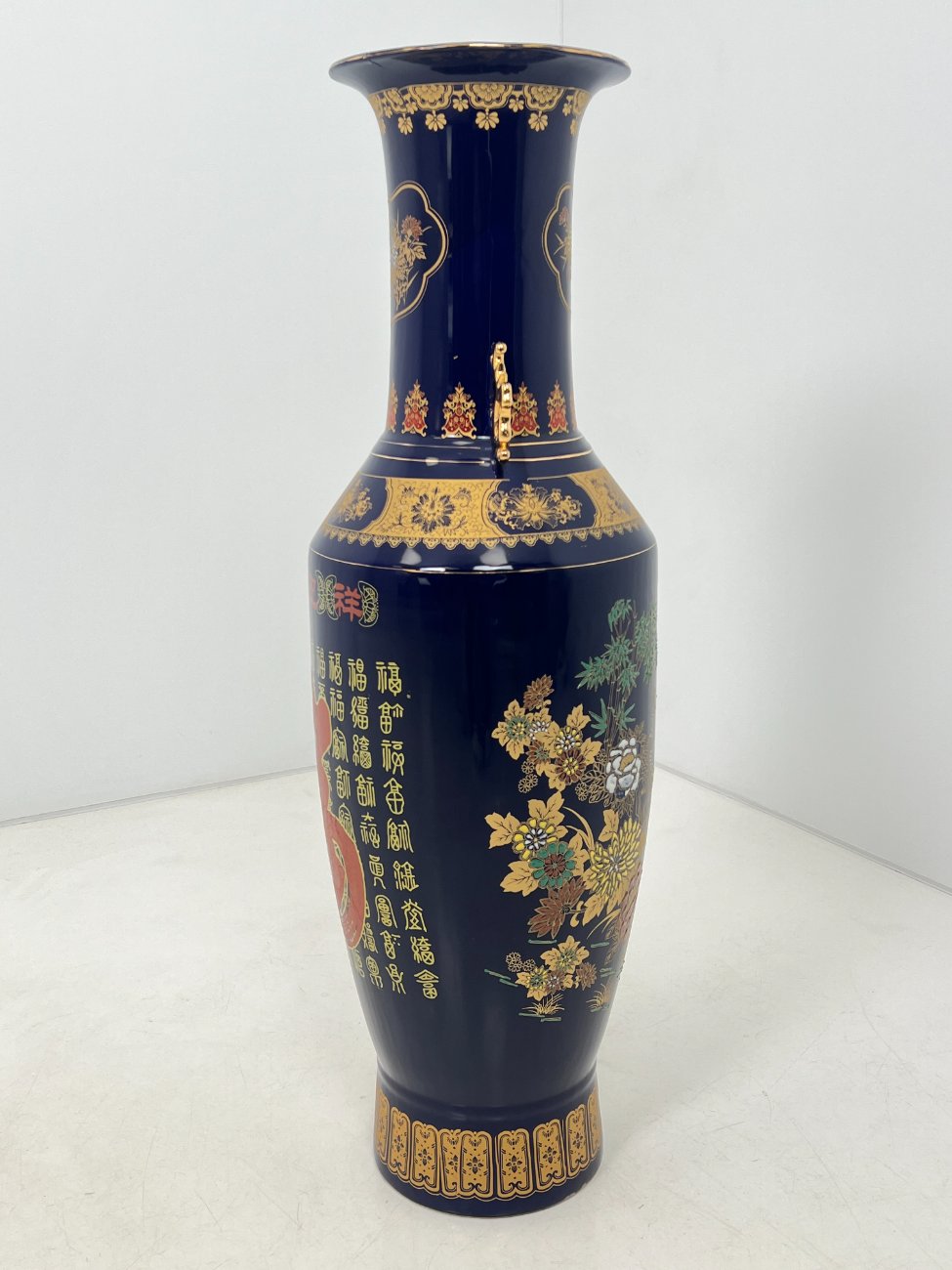 DK0369-vazos-3 Rytietiška keramikinė mėlynos spalvos vaza, dekoruota piešiniais ir aukso spalvos rankenėlėmis 33x33x107 cm