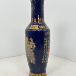 Rytietiška keramikinė mėlynos spalvos vaza, dekoruota piešiniais ir aukso spalvos rankenėlėmis 33x33x107 cm