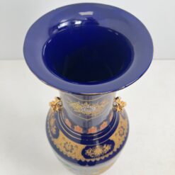 Rytietiška keramikinė mėlynos spalvos vaza, dekoruota piešiniais ir aukso spalvos rankenėlėmis 33x33x107 cm