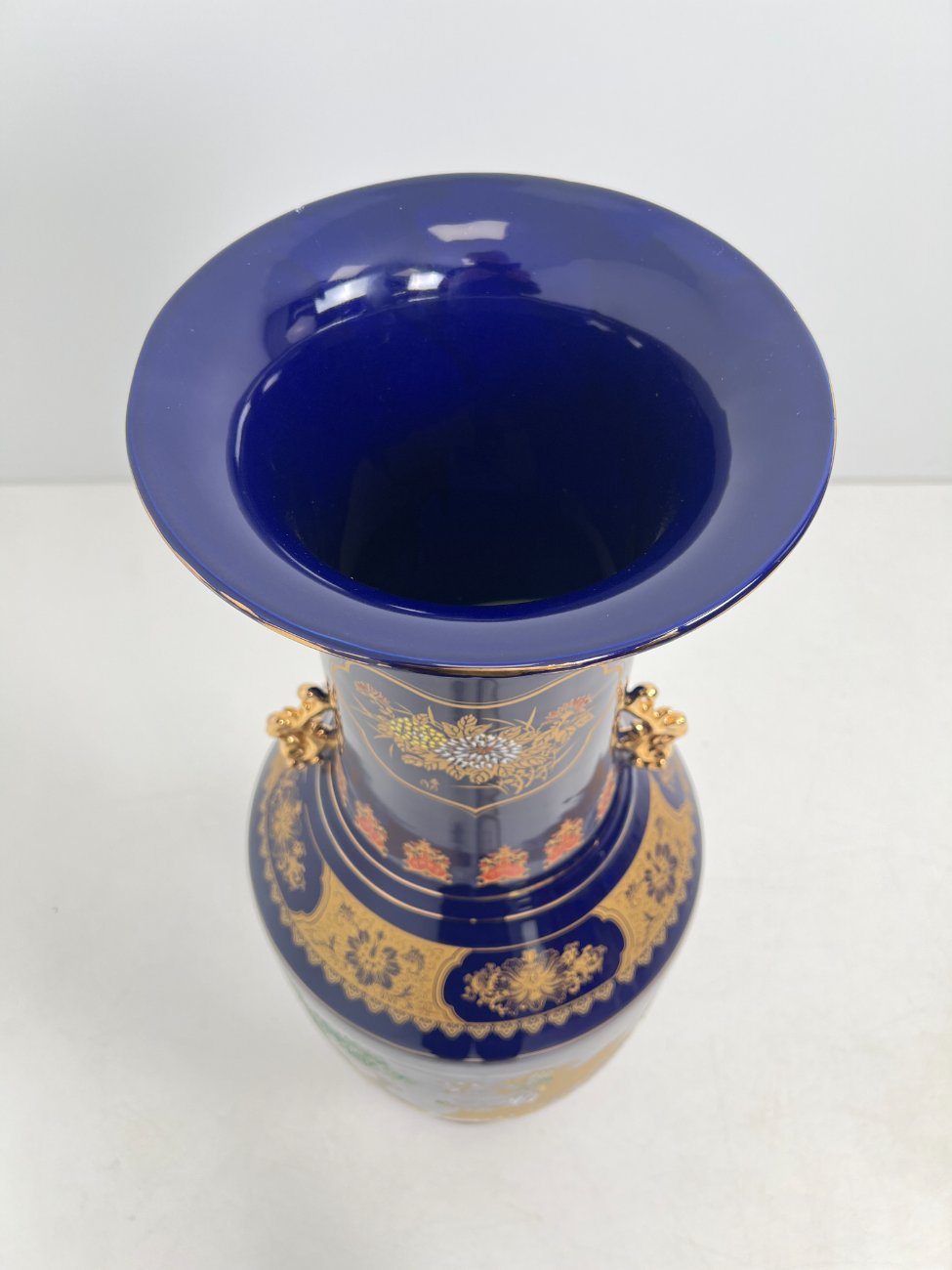 DK0369-vazos-5 Rytietiška keramikinė mėlynos spalvos vaza, dekoruota piešiniais ir aukso spalvos rankenėlėmis 33x33x107 cm