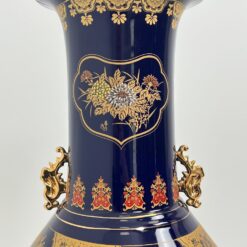 Rytietiška keramikinė mėlynos spalvos vaza, dekoruota piešiniais ir aukso spalvos rankenėlėmis 33x33x107 cm