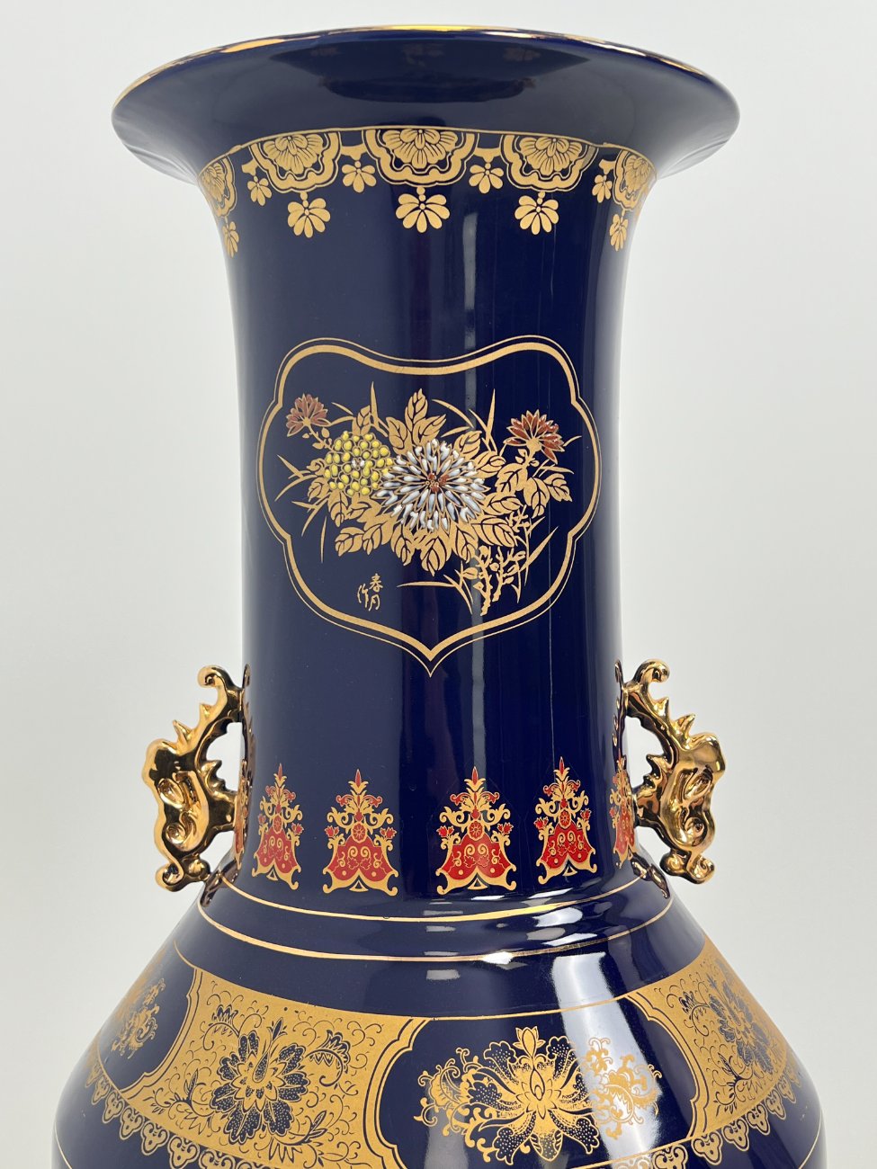 DK0369-vazos-6 Rytietiška keramikinė mėlynos spalvos vaza, dekoruota piešiniais ir aukso spalvos rankenėlėmis 33x33x107 cm