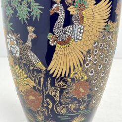 Rytietiška keramikinė mėlynos spalvos vaza, dekoruota piešiniais ir aukso spalvos rankenėlėmis 33x33x107 cm