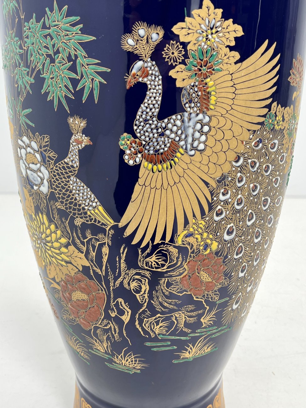 DK0369-vazos-7 Rytietiška keramikinė mėlynos spalvos vaza, dekoruota piešiniais ir aukso spalvos rankenėlėmis 33x33x107 cm