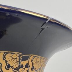 Rytietiška keramikinė mėlynos spalvos vaza, dekoruota piešiniais ir aukso spalvos rankenėlėmis 33x33x107 cm