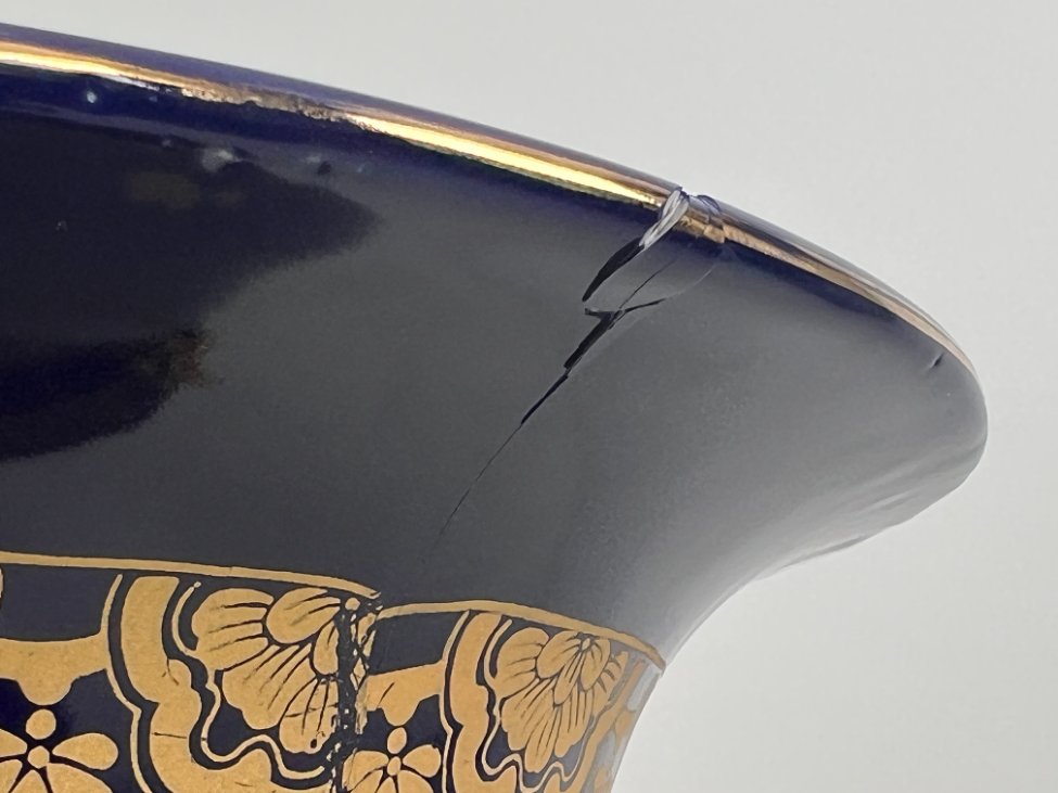 DK0369-vazos-9 Rytietiška keramikinė mėlynos spalvos vaza, dekoruota piešiniais ir aukso spalvos rankenėlėmis 33x33x107 cm