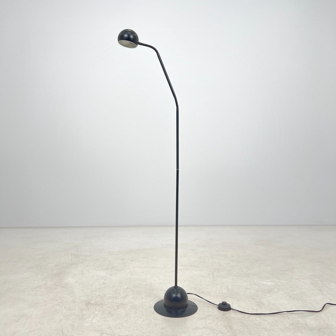 DK0392-pastatomi-sviestuvai-0 Reguliuojamo aukščio, kampo pastatomas metalinis toršeras 22x22x108-149 cm