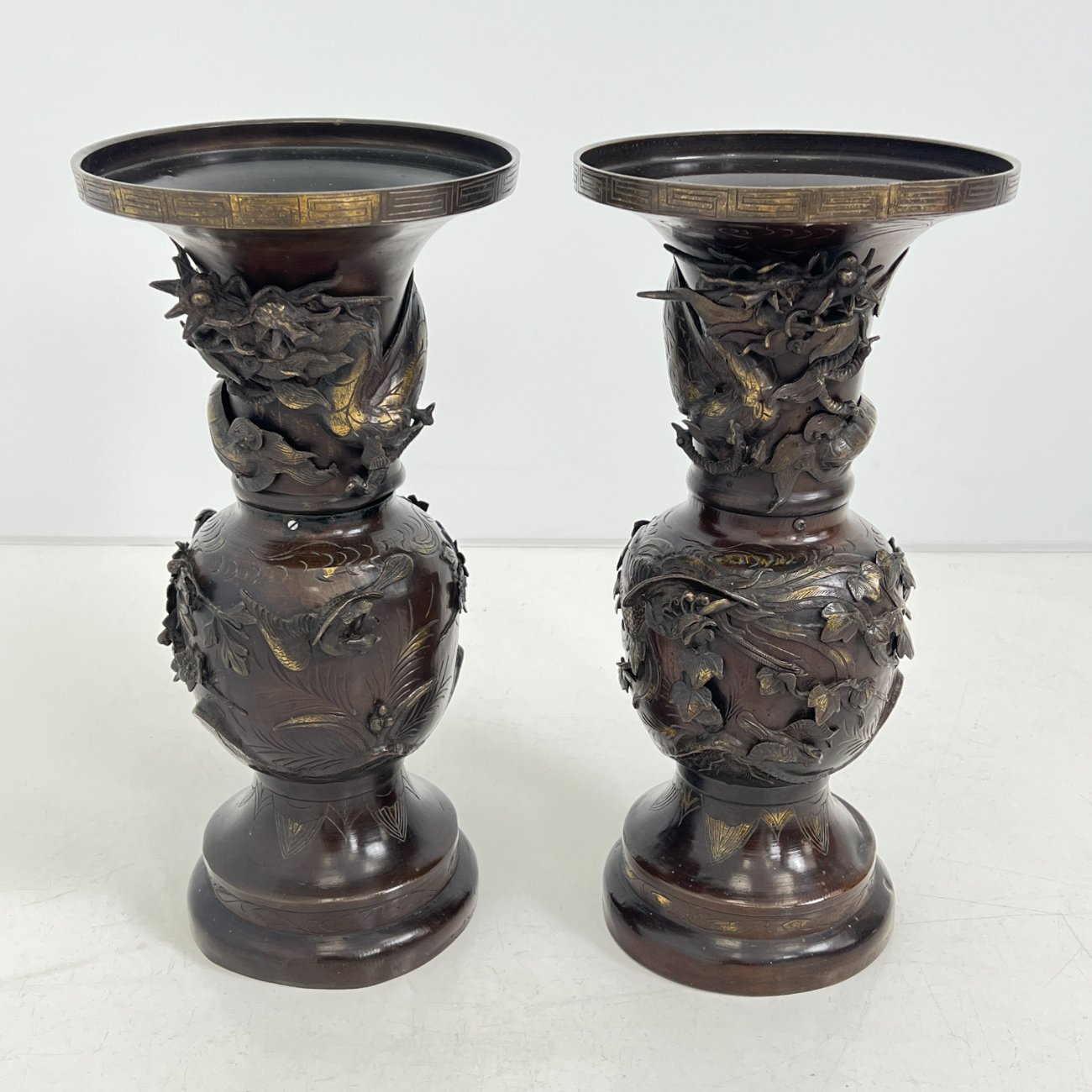 DK0399-vazos-0 Rytietiškos bronzinės vazos 2 vnt. komplektas 27x27x54,5 cm