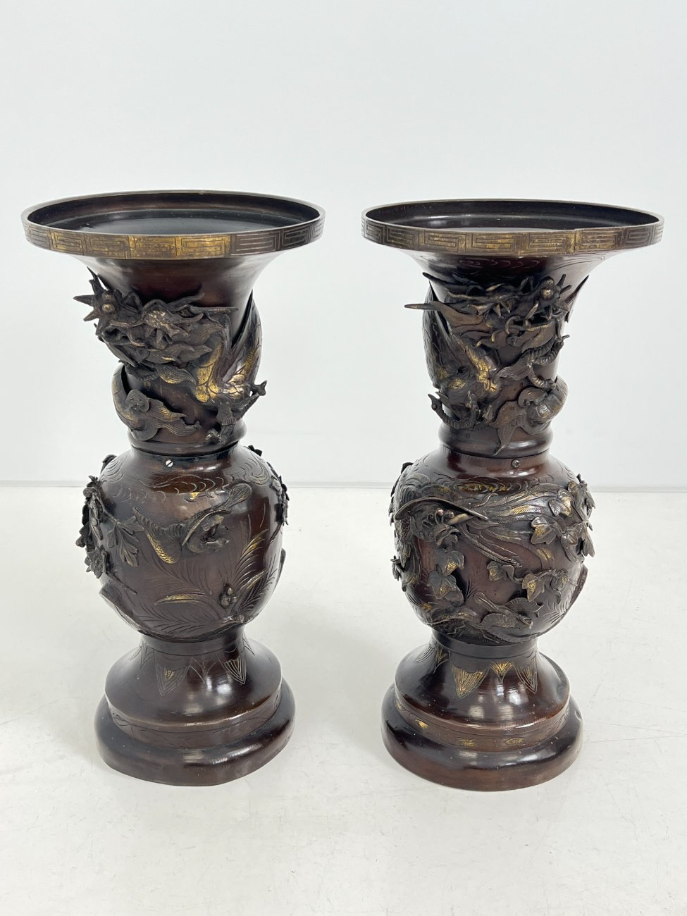 DK0399-vazos-1 Rytietiškos bronzinės vazos 2 vnt. komplektas 27x27x54,5 cm