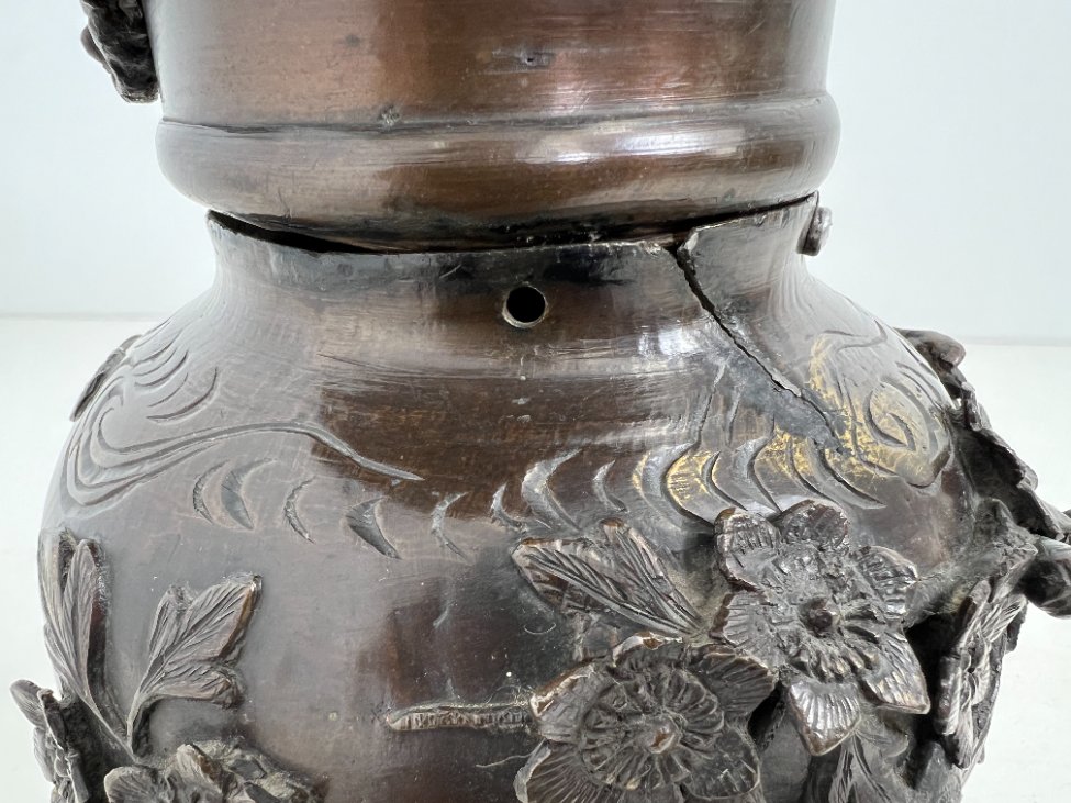 DK0399-vazos-11 Rytietiškos bronzinės vazos 2 vnt. komplektas 27x27x54,5 cm