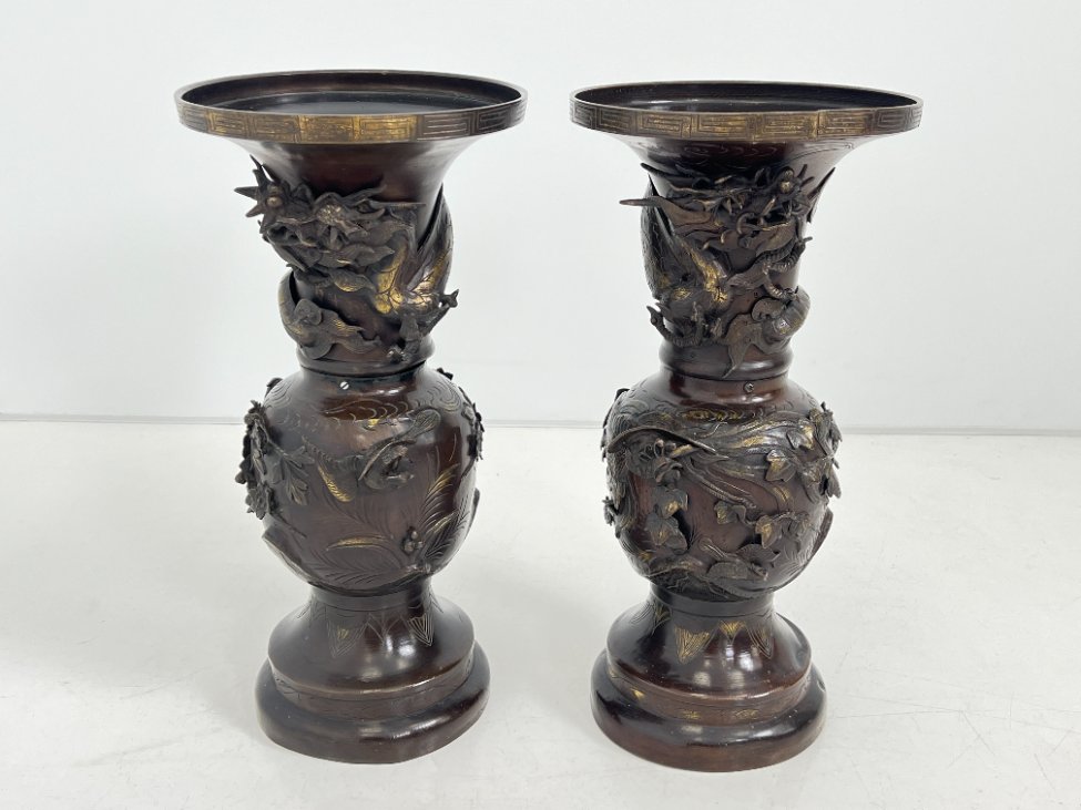 DK0399-vazos-2 Rytietiškos bronzinės vazos 2 vnt. komplektas 27x27x54,5 cm