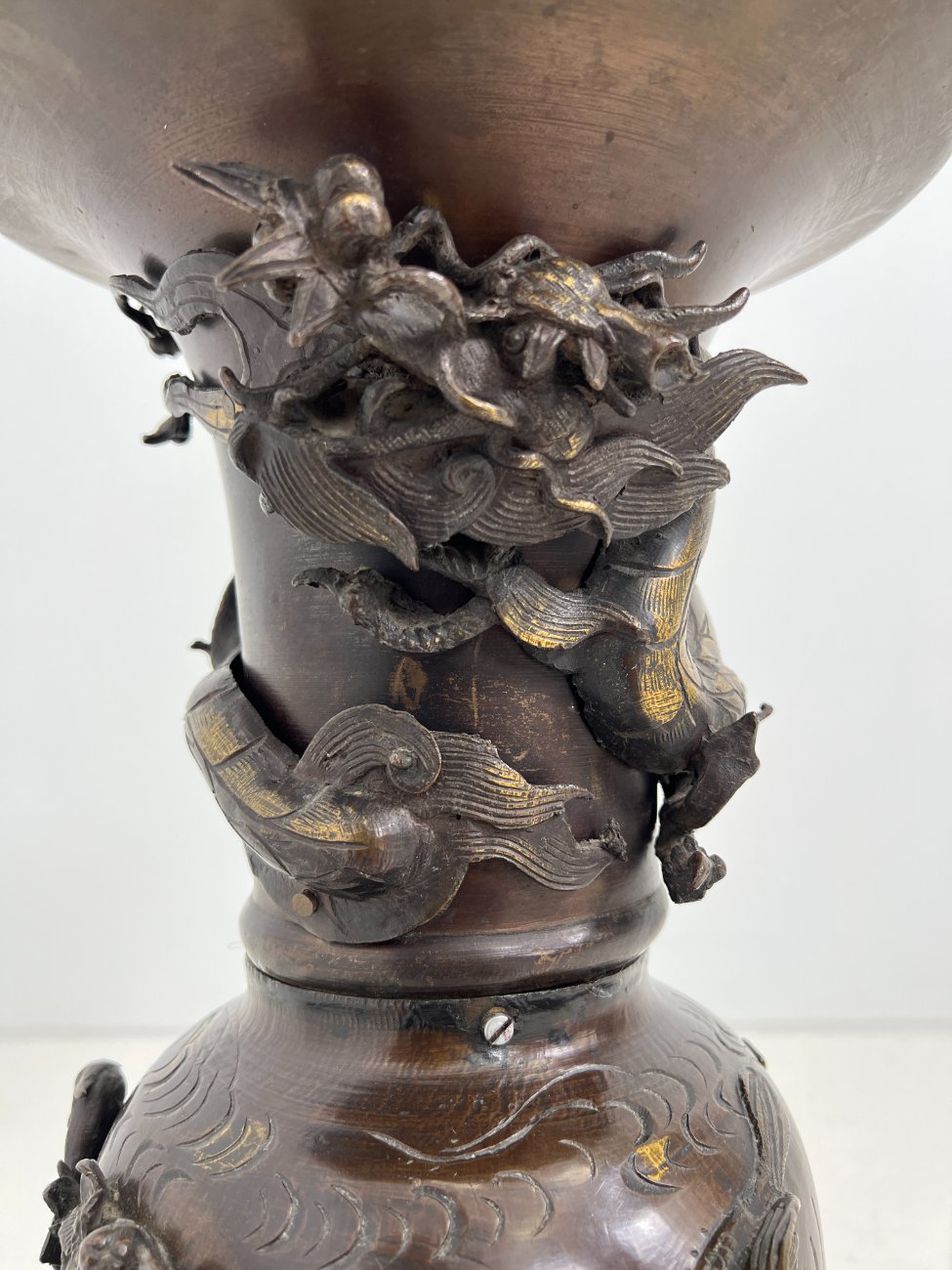 DK0399-vazos-7 Rytietiškos bronzinės vazos 2 vnt. komplektas 27x27x54,5 cm