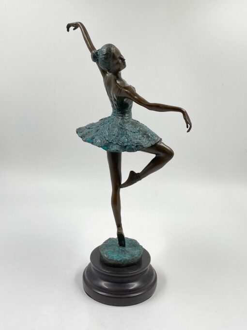 Bronzinė balerinos statula ant akmeninio postamento 15x24x44 cm