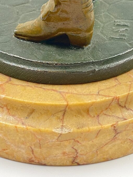 Metalinė vyro su špaga statula ant marmuro pagrindo “LSF” 10,5×10,5×23,5 cm