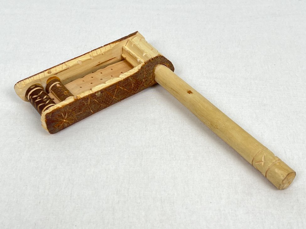 E0919-muzikos-instrumentai-2 Muzikos instrumentas tarškynė 3x12x19 cm