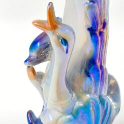 Porcelianinė vazelė su delfinais ir gulbėmis 7x9x16 cm