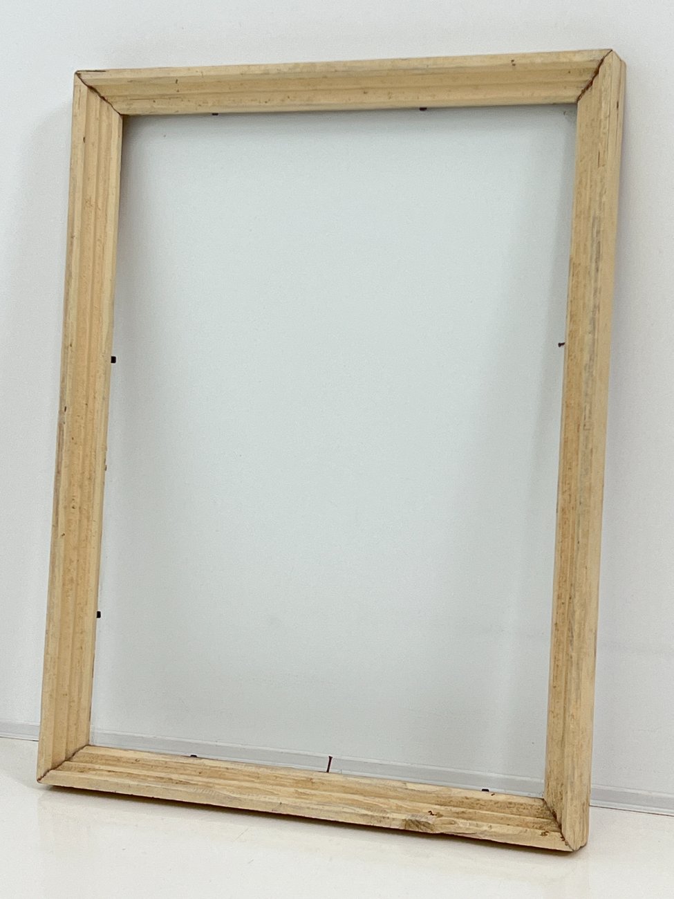 DK0503-remai-ir-remeliai-1 Medinis baltos spalvos rėmas su stiklu 3x44x34,5 cm; 39×29,5 cm