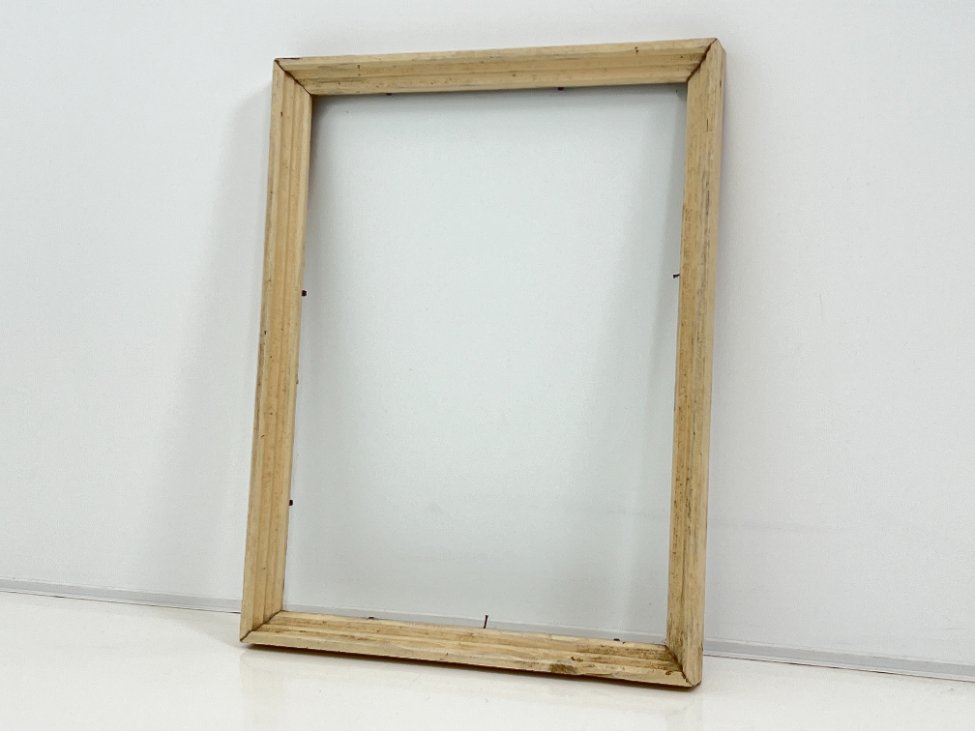 DK0503-remai-ir-remeliai-2 Medinis baltos spalvos rėmas su stiklu 3x44x34,5 cm; 39×29,5 cm