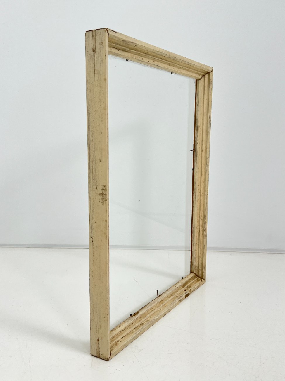 DK0503-remai-ir-remeliai-3 Medinis baltos spalvos rėmas su stiklu 3x44x34,5 cm; 39×29,5 cm