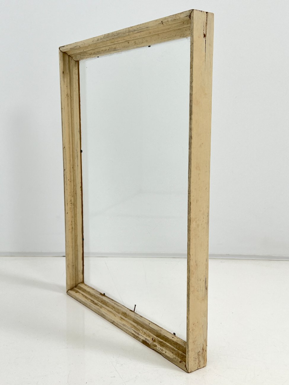 DK0503-remai-ir-remeliai-4 Medinis baltos spalvos rėmas su stiklu 3x44x34,5 cm; 39×29,5 cm