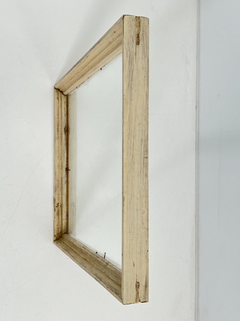 DK0503-remai-ir-remeliai-5 Medinis baltos spalvos rėmas su stiklu 3x44x34,5 cm; 39×29,5 cm