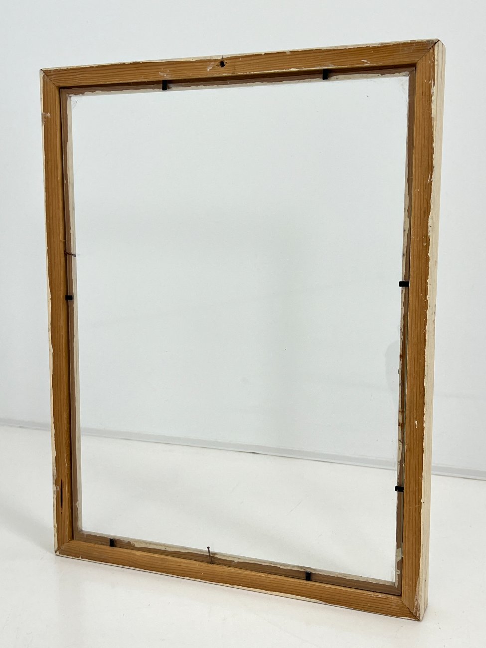 DK0503-remai-ir-remeliai-6 Medinis baltos spalvos rėmas su stiklu 3x44x34,5 cm; 39×29,5 cm