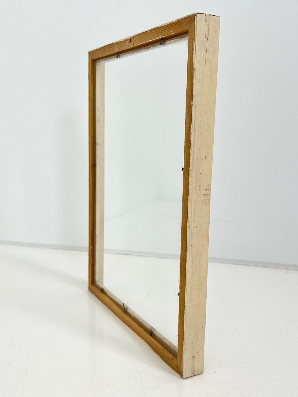 DK0503-remai-ir-remeliai-7 Medinis baltos spalvos rėmas su stiklu 3x44x34,5 cm; 39×29,5 cm