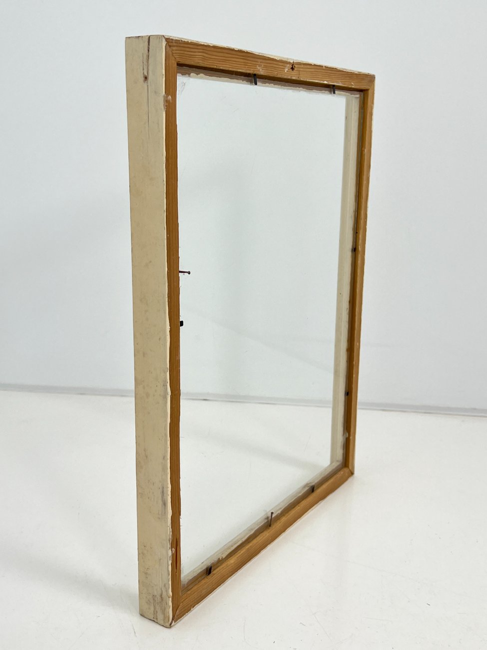 DK0503-remai-ir-remeliai-8 Medinis baltos spalvos rėmas su stiklu 3x44x34,5 cm; 39×29,5 cm