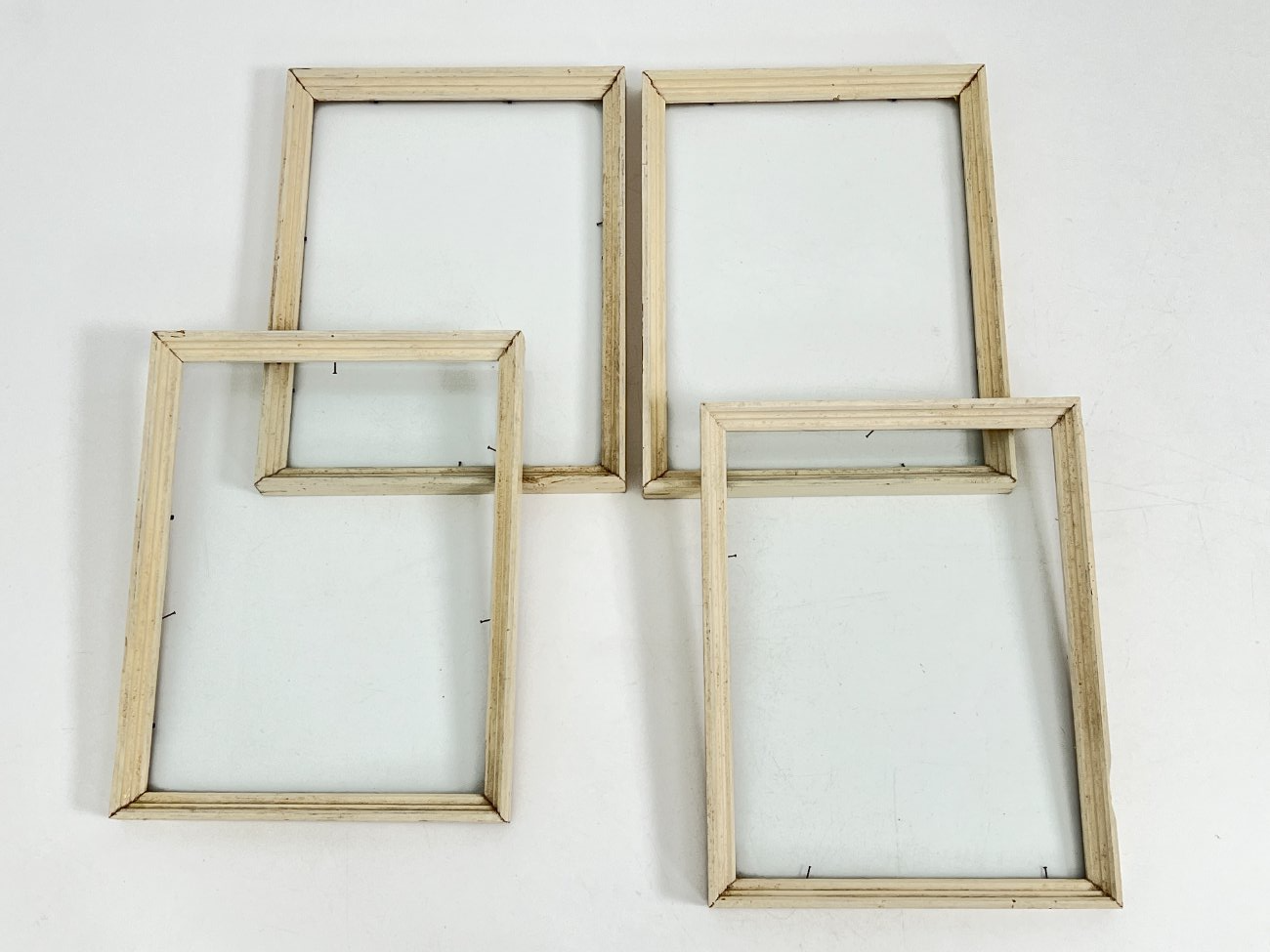 DK0503-remai-ir-remeliai-9 Medinis baltos spalvos rėmas su stiklu 3x44x34,5 cm; 39×29,5 cm