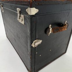 Senovinė juodos spalvos skrynia su atidaromu priekiu 51(+52,5)x82x59,5 cm