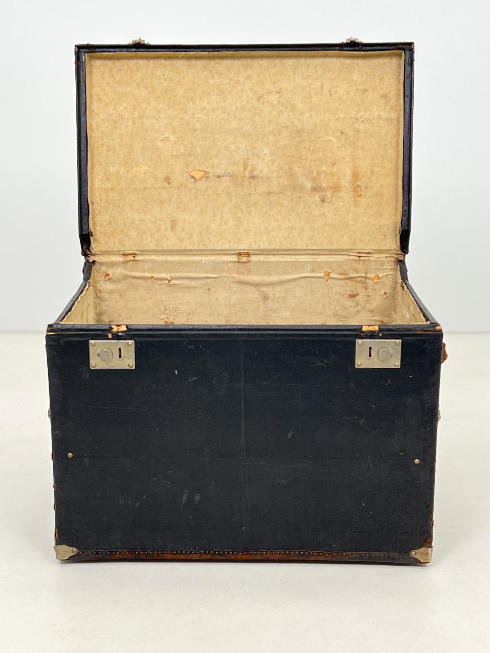 DL0047-skrynios-11 Senovinė juodos spalvos skrynia su atidaromu priekiu 51(+52,5)x82x59,5 cm