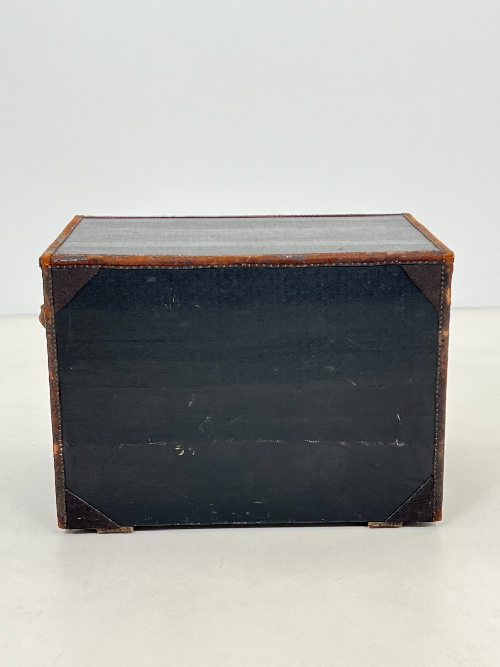 DL0047-skrynios-12 Senovinė juodos spalvos skrynia su atidaromu priekiu 51(+52,5)x82x59,5 cm