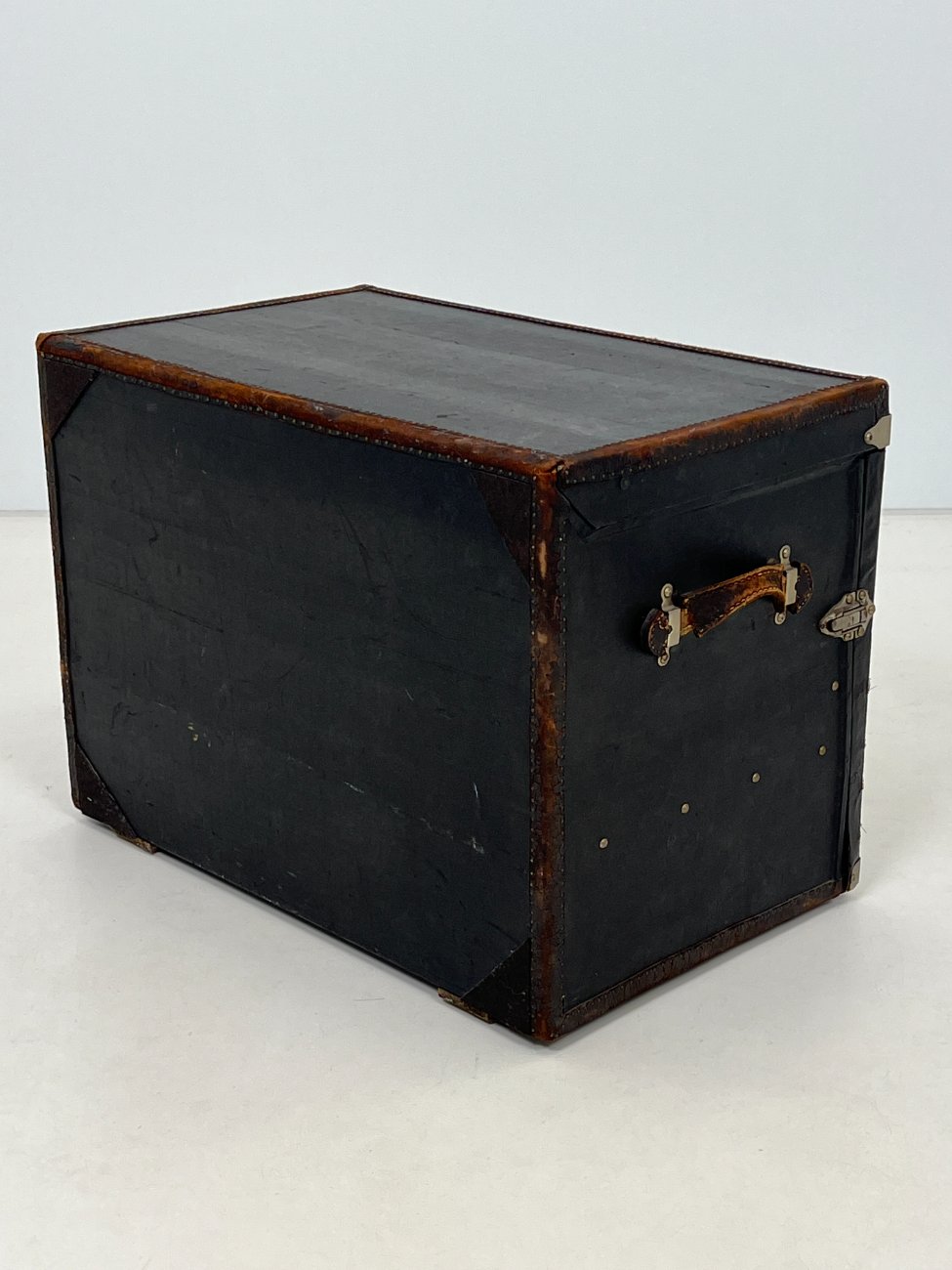 DL0047-skrynios-13 Senovinė juodos spalvos skrynia su atidaromu priekiu 51(+52,5)x82x59,5 cm