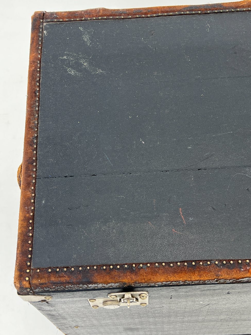 DL0047-skrynios-15 Senovinė juodos spalvos skrynia su atidaromu priekiu 51(+52,5)x82x59,5 cm