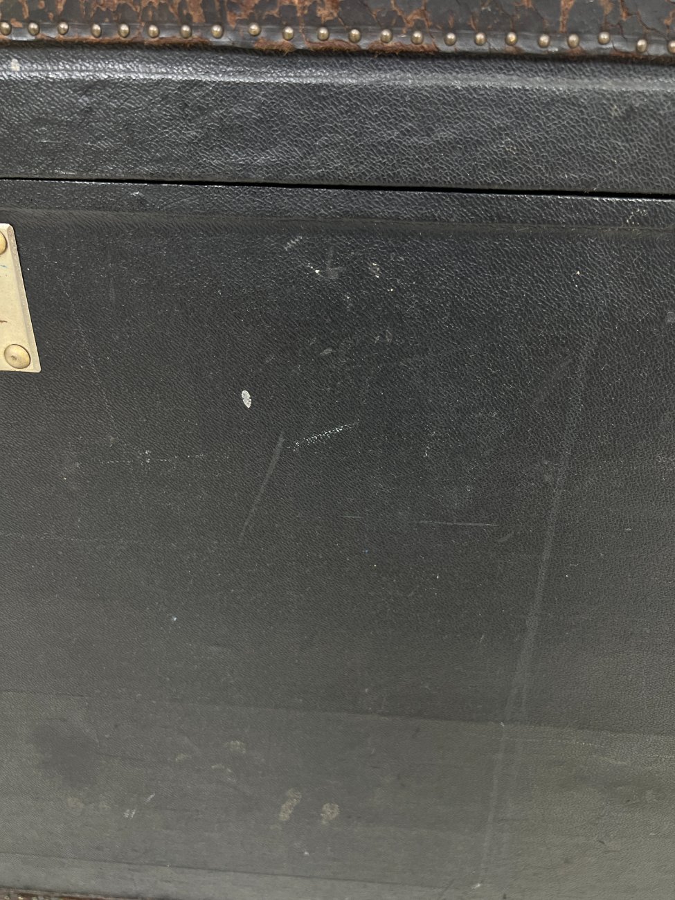 DL0047-skrynios-17 Senovinė juodos spalvos skrynia su atidaromu priekiu 51(+52,5)x82x59,5 cm