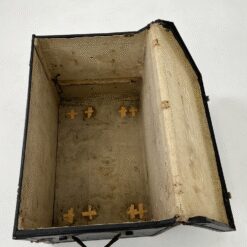 Senovinė juodos spalvos skrynia su atidaromu priekiu 51(+52,5)x82x59,5 cm