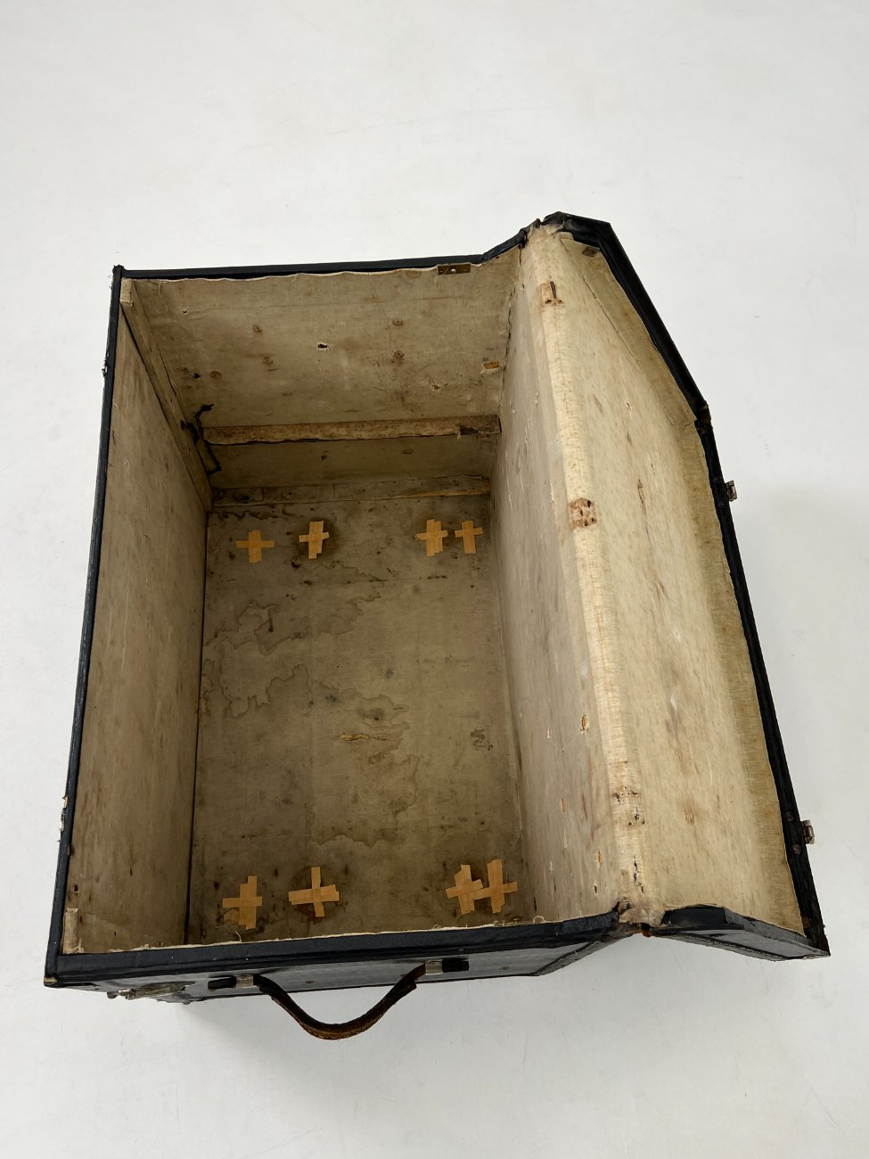 DL0047-skrynios-19 Senovinė juodos spalvos skrynia su atidaromu priekiu 51(+52,5)x82x59,5 cm