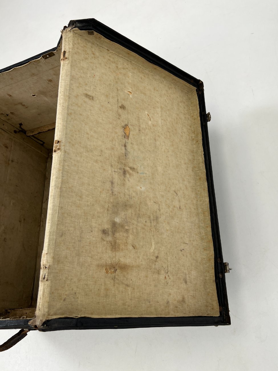 DL0047-skrynios-20 Senovinė juodos spalvos skrynia su atidaromu priekiu 51(+52,5)x82x59,5 cm