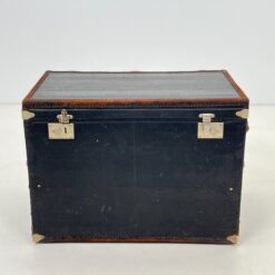 Senovinė juodos spalvos skrynia su atidaromu priekiu 51(+52,5)x82x59,5 cm