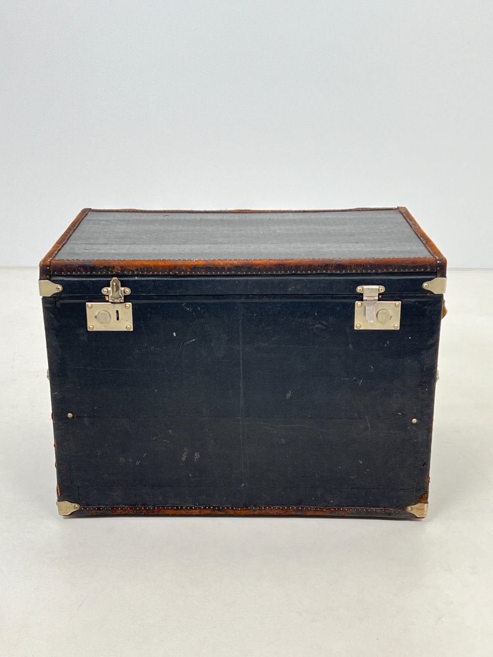 DL0047-skrynios-3 Senovinė juodos spalvos skrynia su atidaromu priekiu 51(+52,5)x82x59,5 cm