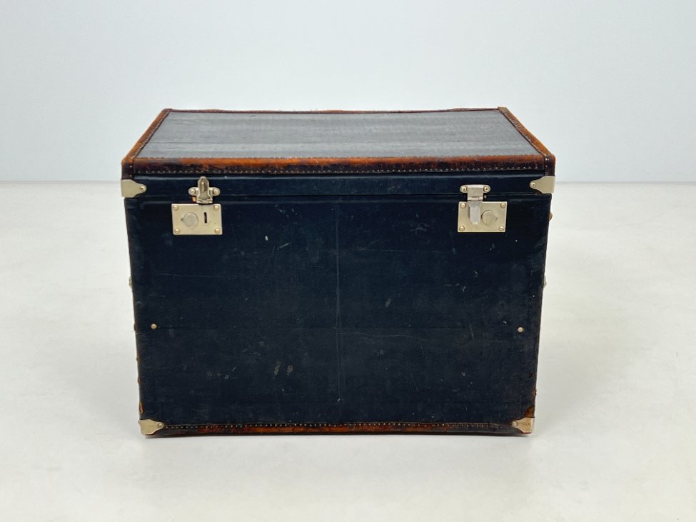 DL0047-skrynios-4 Senovinė juodos spalvos skrynia su atidaromu priekiu 51(+52,5)x82x59,5 cm