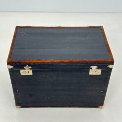 Senovinė juodos spalvos skrynia su atidaromu priekiu 51(+52,5)x82x59,5 cm