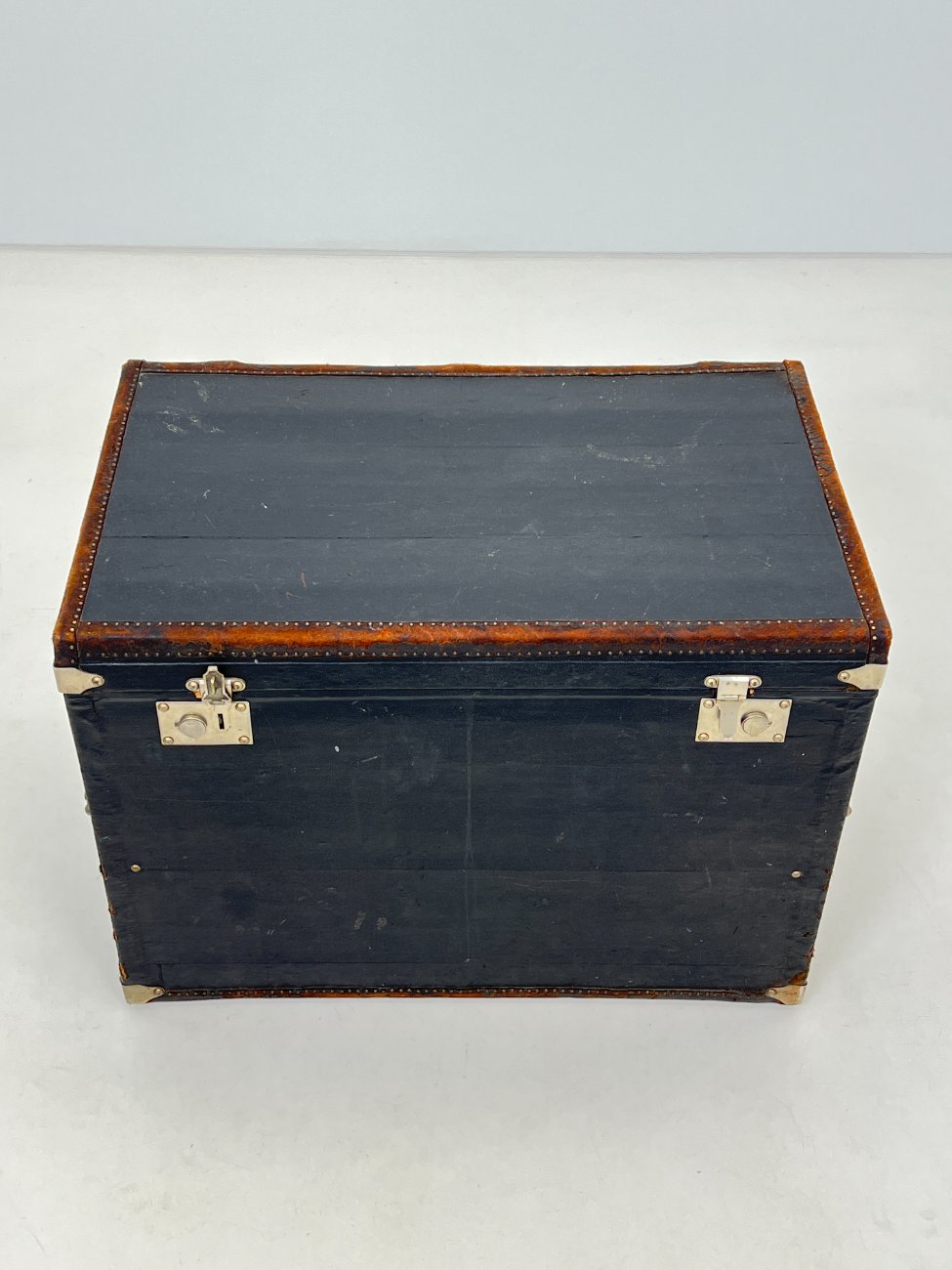 DL0047-skrynios-7 Senovinė juodos spalvos skrynia su atidaromu priekiu 51(+52,5)x82x59,5 cm